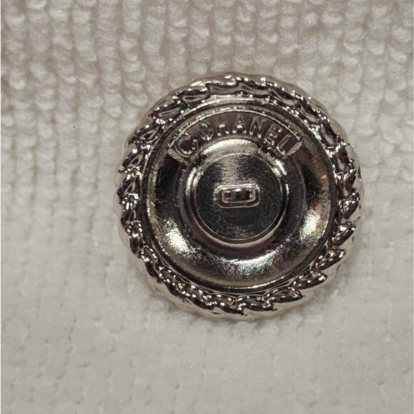 Chanel button white - Picture 9 of 11